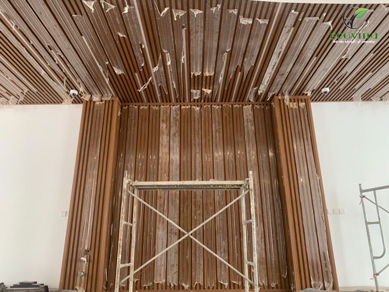 Top mẫu ốp tường giả gỗ phòng khách mới nhất tại Ecovina