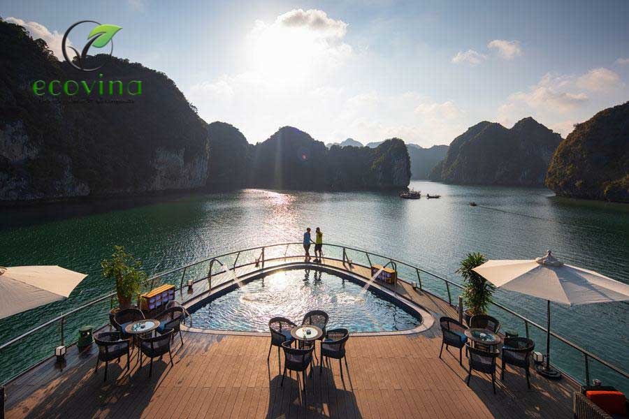 Du thuyền tại Hà Long dùng gỗ và sàn gỗ nhựa Ecovina