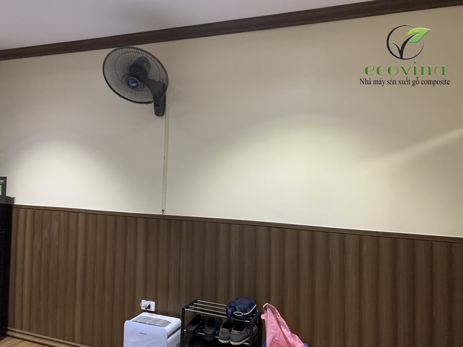 Thi công ốp tường gỗ nhựa Ecovina EW115T10, Vách gỗ ốp tường phòng khách bền đẹp